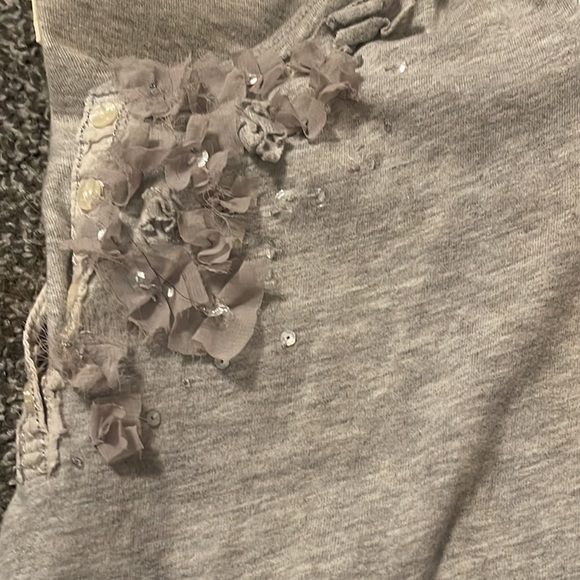 Hollister t-shirt with lace flowers and sequins around the neck. Size medium - Picture 3 of 3